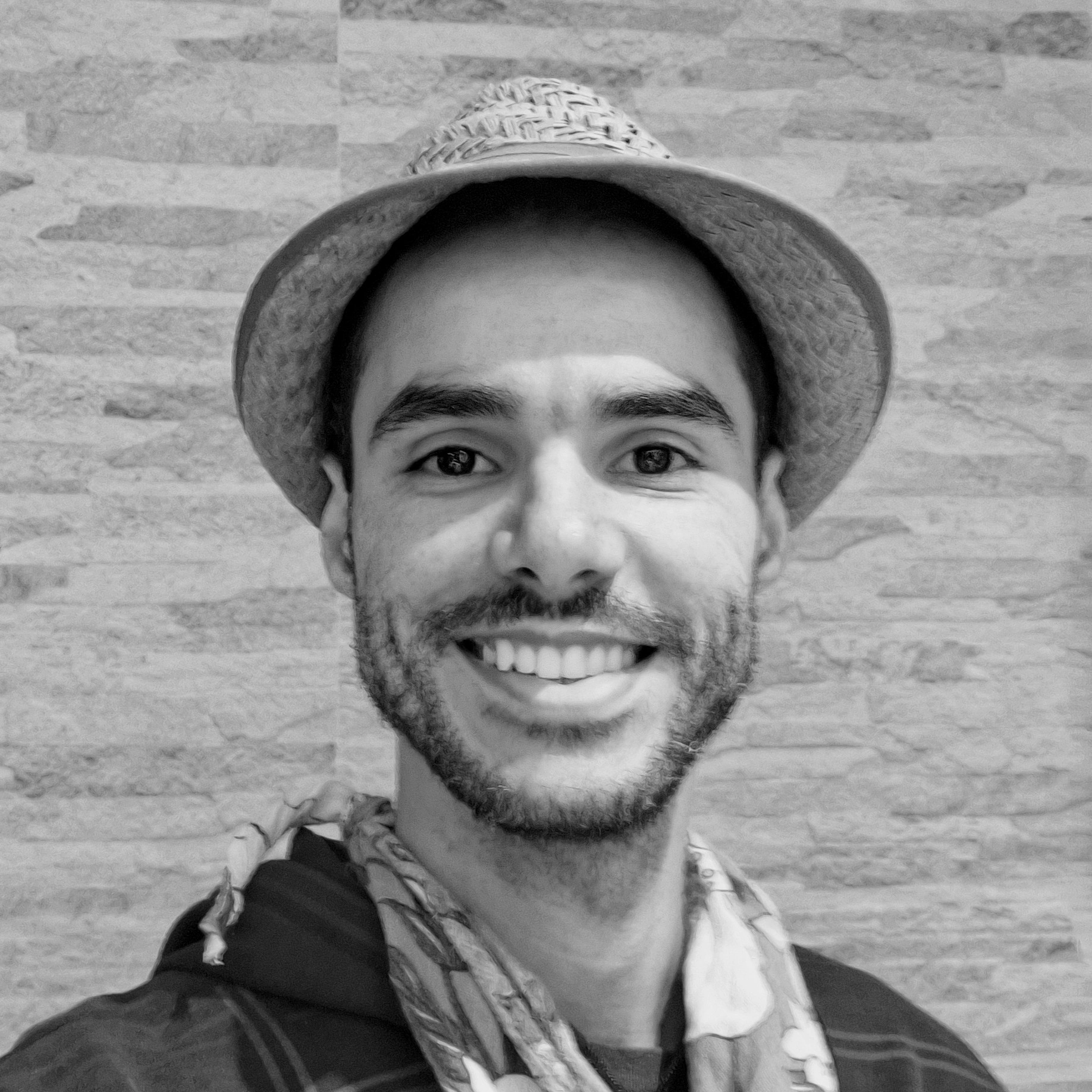 Artesão Franklin de Oliveira trabalhando com madeira